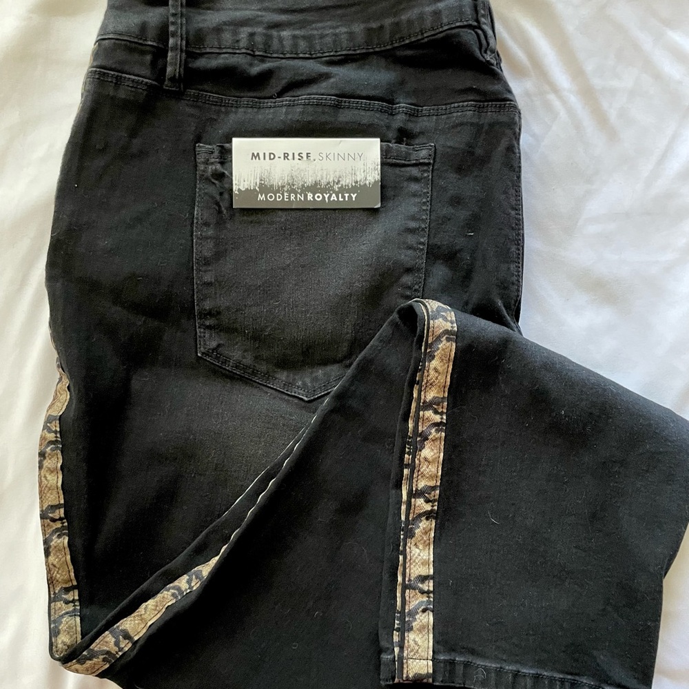 Mid-Rise Skinny Jean with leopard detail